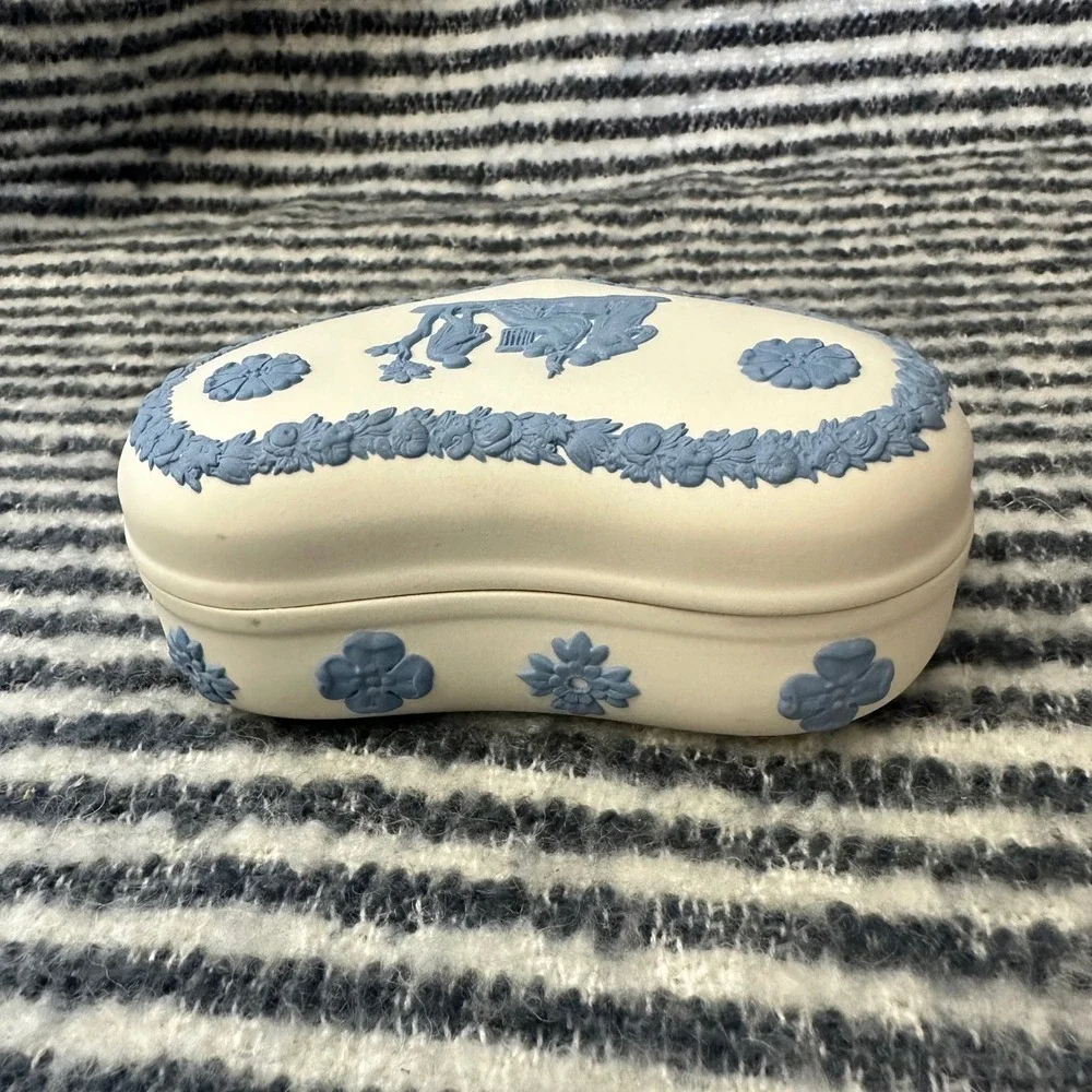 Wegwood Vintage Rare White Face‎ Blue Embossed Neoclassical Theme Trinket Box